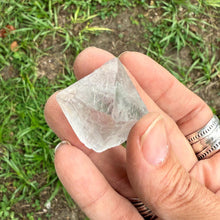 Fluorite Octahedron – Sacred Geometry Crystal • Clarity, Focus & Heart Chakra Balance