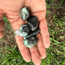 Emerald Tumbled Stone – Heart Chakra Healing & Abundance Gem